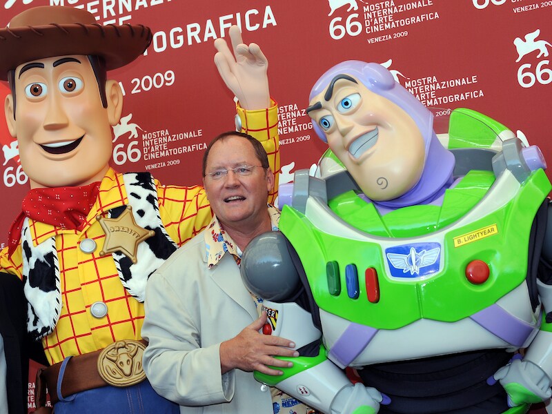 Regisseur John Lasseter met 'Woody' en 'Buzz Lightyear' op het filmfestival van Venetië in 2009.