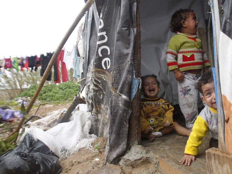 Syrische kinderen in een tent in Tyre.