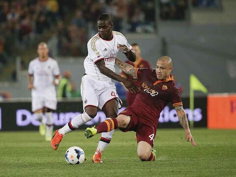 Nainggolan houdt Balotelli af.