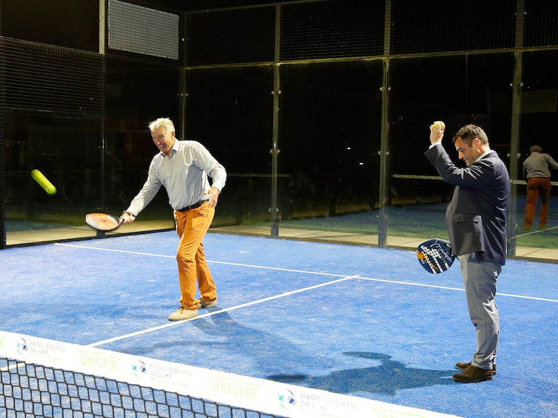 Ondergrond padelterreinen vernieuwd. Foto: sportschepen Karlos Debouck en burgemeester Jeroen Vandromme testen die uit
