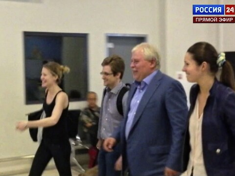 Snowden verlaat het vliegveld in Moskou.