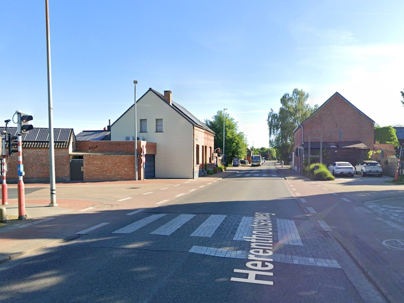 Het kruispunt van de Herenthoutseweg met Veldhoven in Herentals.