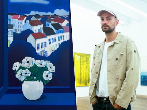 Een werk van Ben Sledsens: Blue Window White Flowers, 2025. 