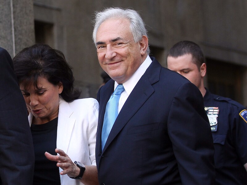 Dominique Strauss-Kahn met zijn echtgenote bij het verlaten van de rechtbank.