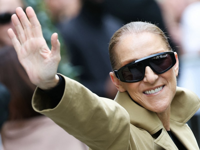 Céline Dion gearriveerd in Parijs voor concertreeks, zangeres nu ook gefotografeerd aan peperduur hotel