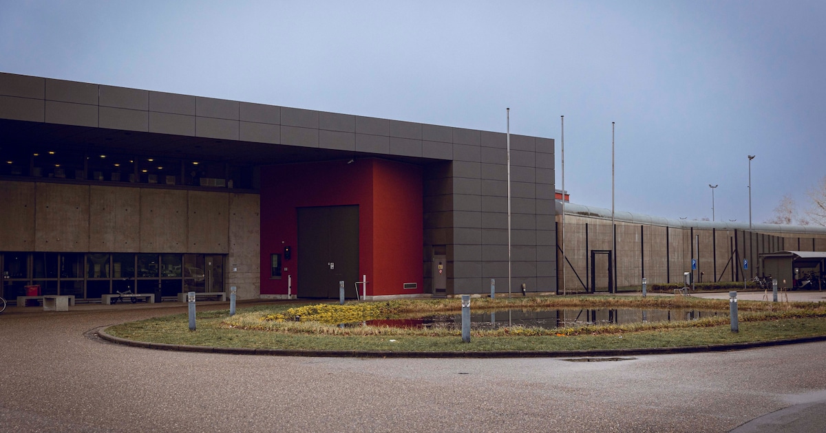 Limburger smokkelde 98 gram hasj en anabolen in onderbroek de gevangenis binnen voor broer