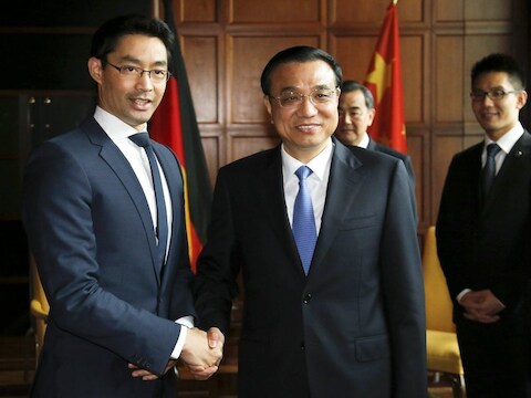 De Duitse minister van Economische Zaken Philipp Roesler (links) schudt Chinese premier Li Keqiang de hand
