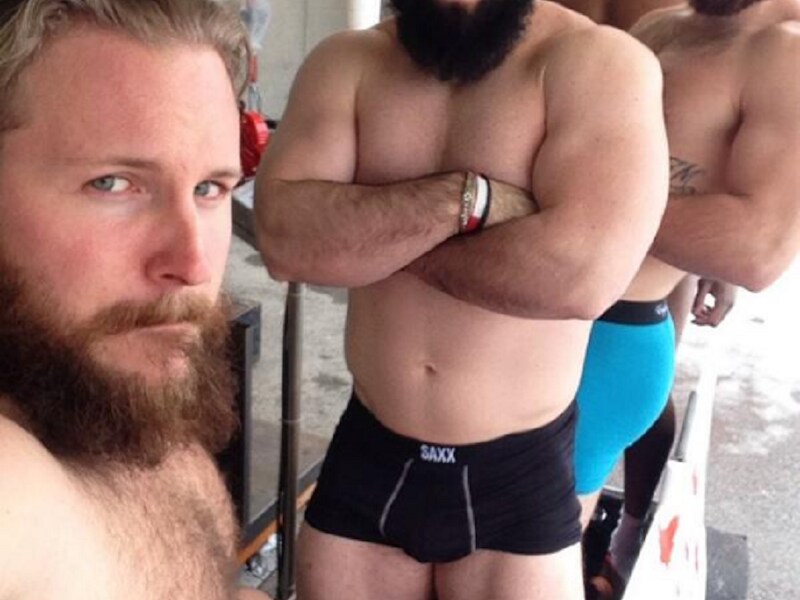De Canadezen namen deze halfnaakte foto toen ze hun gewicht voor de wedstrijd hadden nagekeken. Links teamleider Justin Kripps.