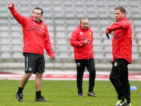 Fysiektrainer Mario Innaurato, hier tussen Wilmots en Borkelmans, zal voor de Duivels die bij hun clubs weinig aan spelen toekomen, een apart programma opstellen.