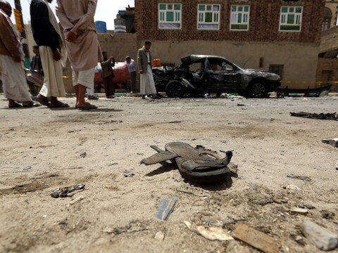 De ravage na verschillende zelfmoordaanslagen in Sanaa in Jemen.