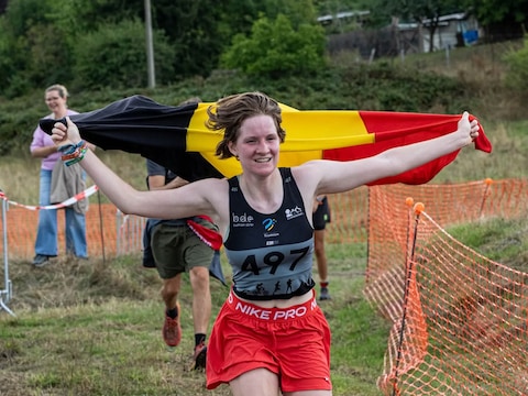 Erena De Kimpe uit Lokeren blinkt als Belgische kampioene in haar leeftijdscategorie uit in crossbiatlon.