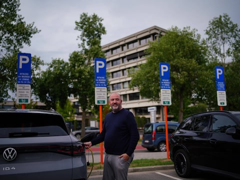 Hasselt opent eerste laadplein aan Kunstlaan met plaats voor twaalf wagens: “En er volgen er nog”