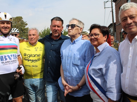 Grote wielerlegendes: burgemeester Stéphanie Porreye van Oost-Cappel en Gerard Liefooghe van Alveringem naast Johan Museeuw, Lucien Van Impe, Nico Mattan en Freddy Maertens.