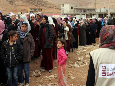 Syrische vluchtelingen wachten bij aankomst in Libanon om zich te registreren.