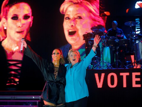 Jennifer Lopez op campagne met Hillary Clinton in Miami, in de belangrijke 'swing state' Florida.