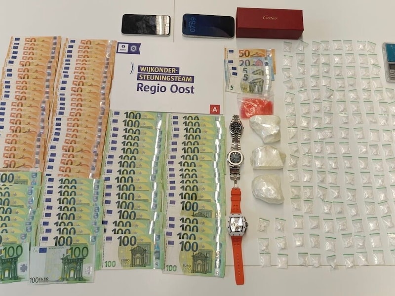 Tijdens de zeven huiszoekingen nam de politie onder meer 422 gram cocaïne en 9.000 euro cash geld in beslag.