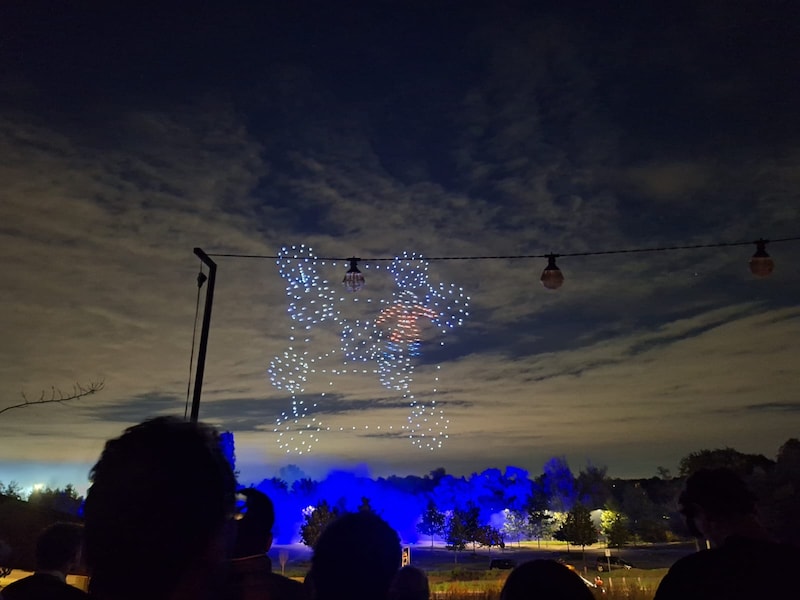 500 drones verzorgen een lichtspektakel boven De Schorre in Boom.