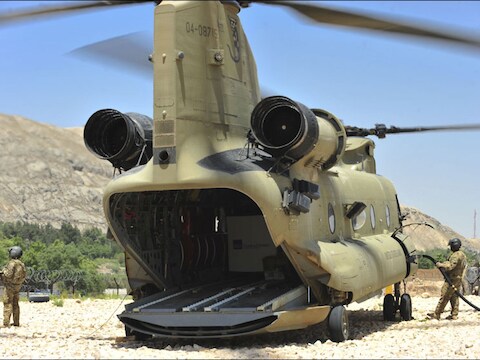 Een heli van de NAVO-troepenmacht ISAF wordt volgetankt in Afghanistan.