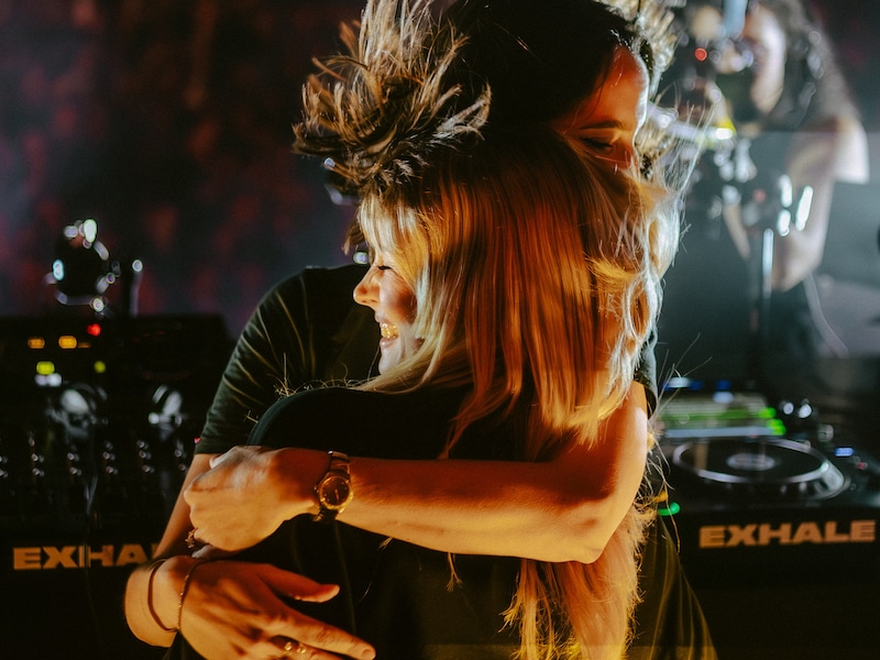KIJK. Daar is ze dan tóch: Angèle duikt op bij Amelie Lens aan KMSKA in Antwerpen