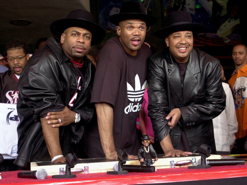 De betreurde Jason 'Jam Master Jay' Mizell, Darryl 'DMC' McDaniels en Joseph 'DJ Run' Simmons.