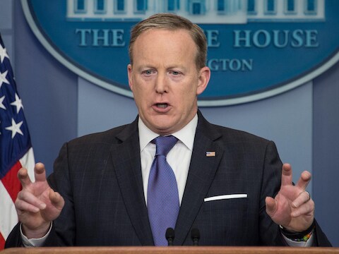 Woordvoerder Sean Spicer maakt met zijn vingers het aanhalingsteken, tijdens een persconferentie in het Witte Huis.