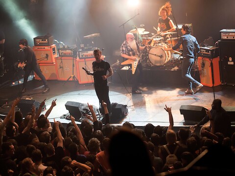 Eagles of Death Metal gisteravond in de Bataclan, enkele minuten voor de tereuraanval, waarbij zeker 80 mensen om het leven kwamen.