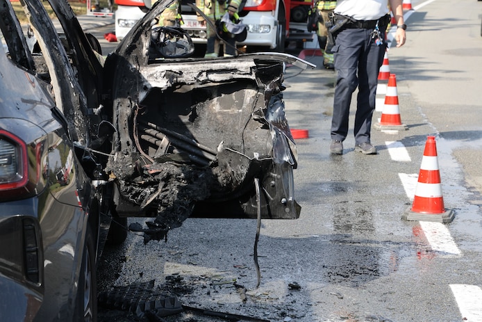 De BMW, een hybride voertuig, vatte na de crash meteen vuur. 