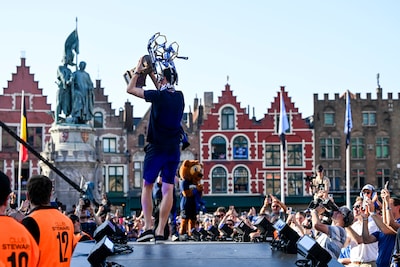 Hans Vanaken zingt ‘Baila De Gasolina’ uit volle borst mee, volg hier de titelviering op de voet!