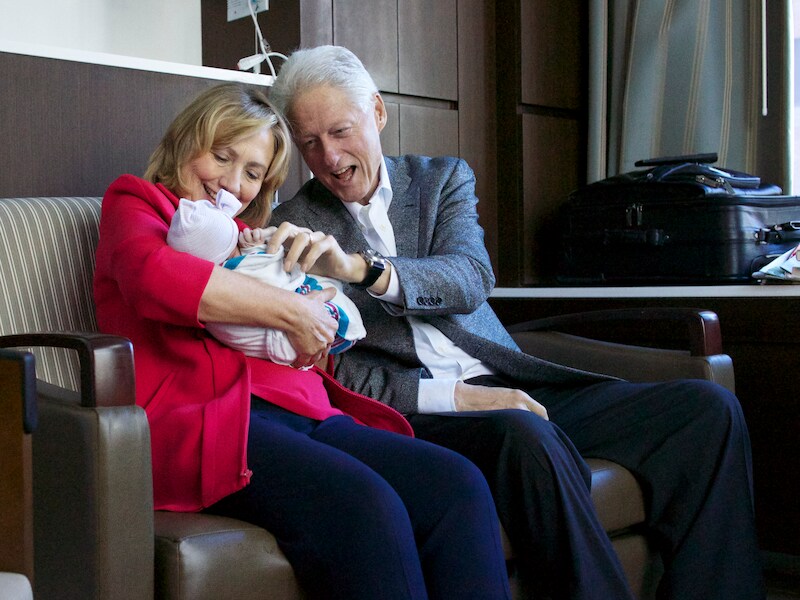 Hillary en Bill Clinton met hun kleindochter Charlotte