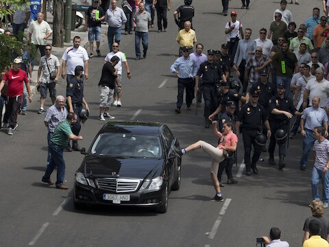 Demonstranten schoppen tegen een Uber-taxi tijdens een Uber-demonstratie in Madrid.