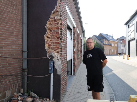Marino bij zijn deels vernielde gevel in Haaltert.
