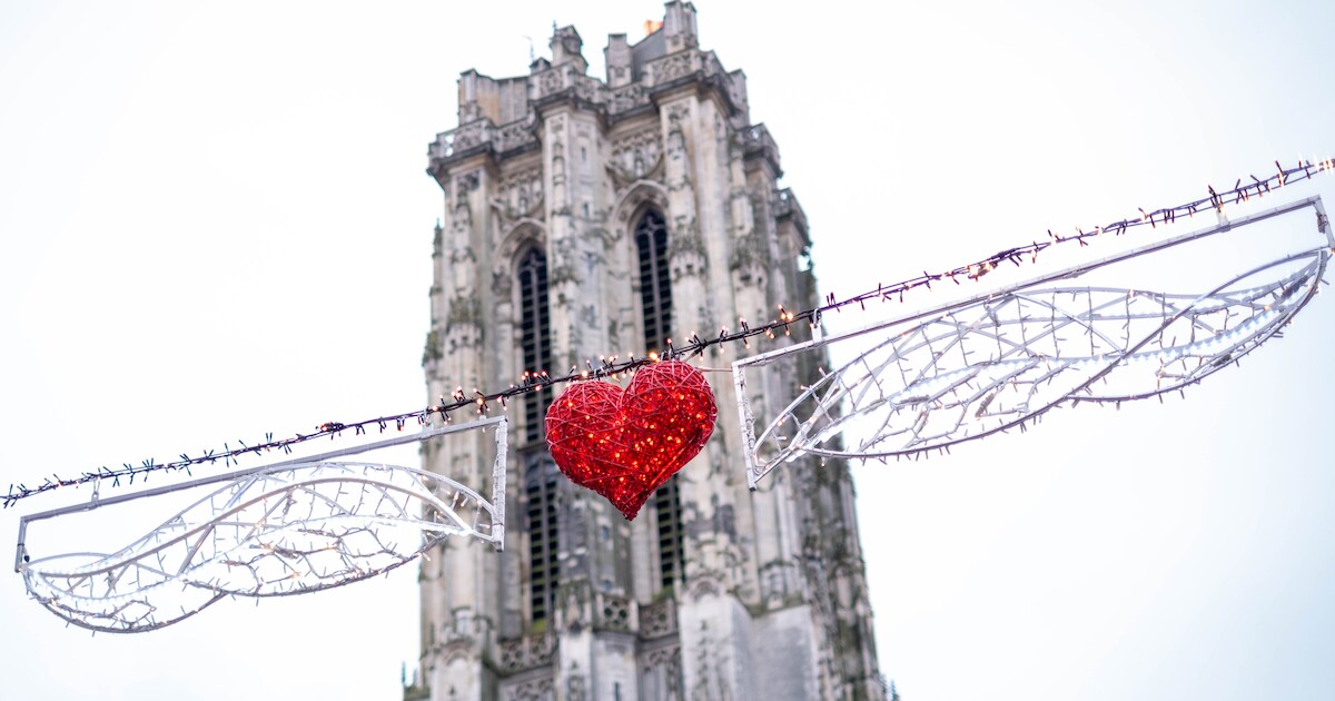 Hoogtewerkers sluiten zondag de Hoogstraat af voor het verwijderen van valentijnsverlichting