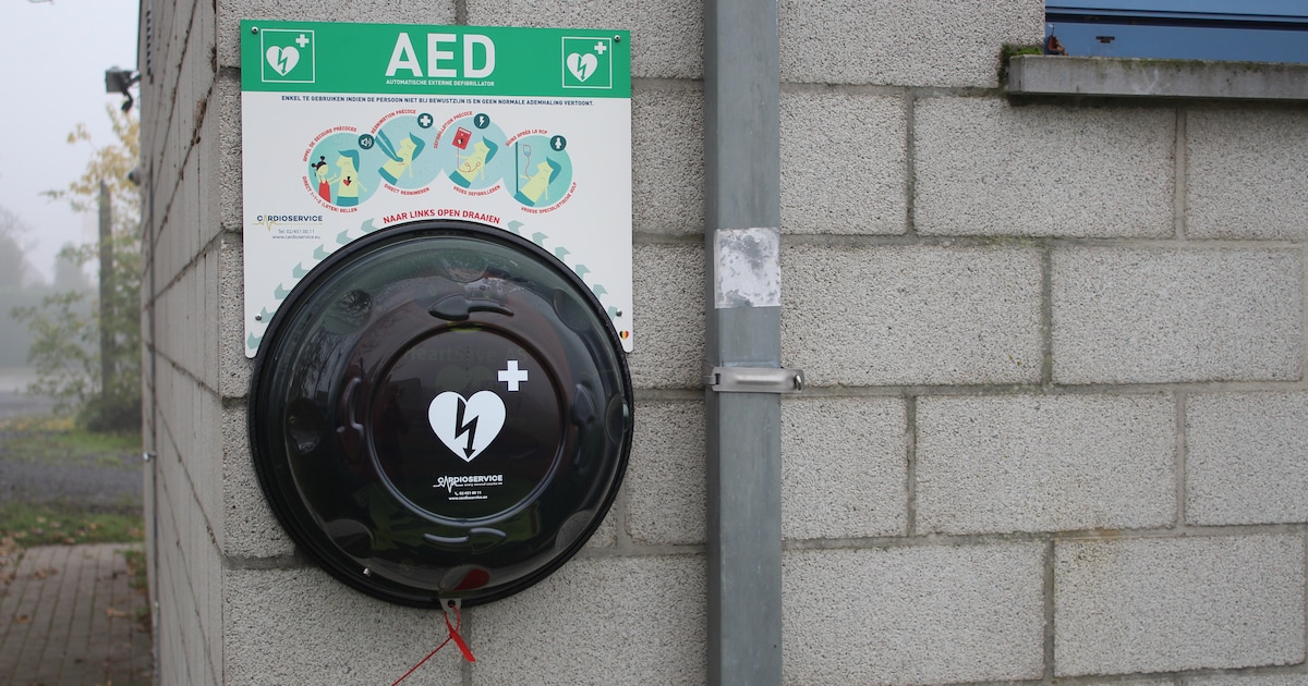 Defibrillator vanaf juli verplicht bij alle voetbalclubs | Nieuws | HLN.be
