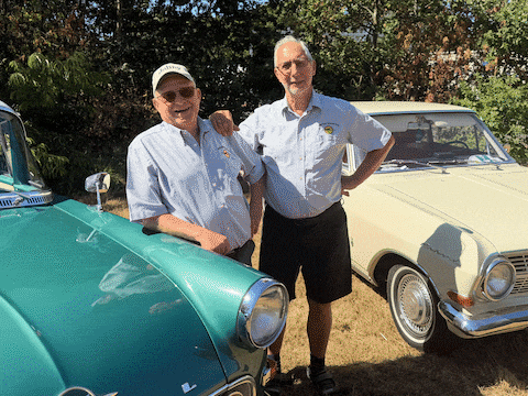 Albert Lenaerts (rechts) uit Genk en zijn goede vriend Johny (links) tonen hun collectie Opel oldtimers.