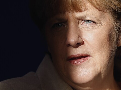 Bondskanselier Merkel spreekt van "walgelijke criminele daden" en wil het asielbeleid verstrengen, maar krijgt intussen in Duitsland heel wat kritiek te slikken.