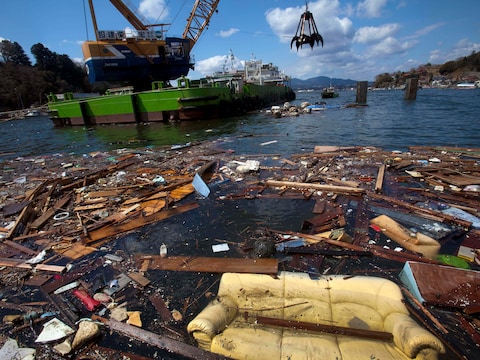 Afval van de tsunami in Japan drijft nog steeds rond in de Stille Oceaan.