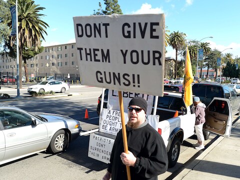 Een wapenactivist die protesteert tegen het 'GunBuyback' programma in Los Angeles.