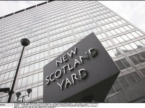 De politie ontdekte dat Britse ouders hun dochters als maagd verkopen aan steenrijke Arabieren.