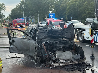Wagen brandt volledig uit in Oostende, bestuurder kan op tijd ontsnappen