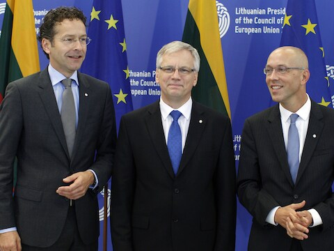 Vlnr: Voorzitter van de eurogroep Jeroen Dijsselbloem, de Litouwse minister van Financiën Rimantas Sadzius en Joerg Asmussen van de ECB.