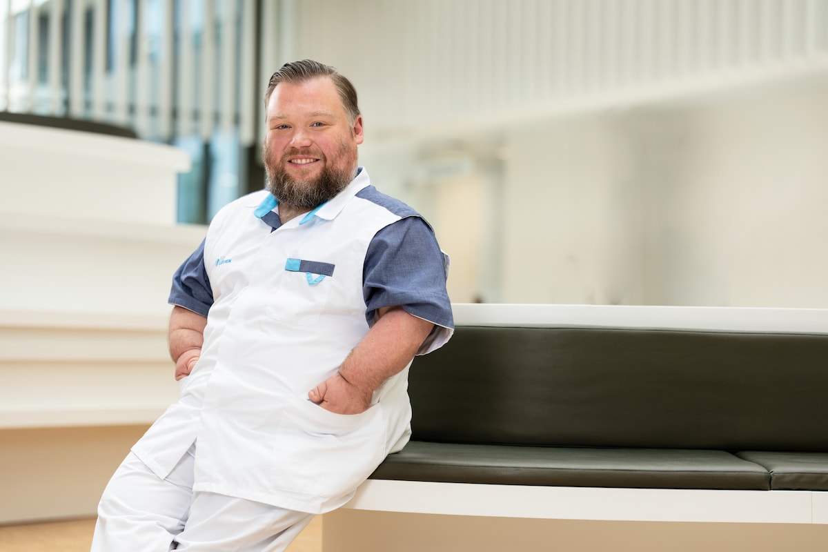 William Boeva wordt vliegende stagiair in nieuw seizoen van 'Een echte job':  “Ik dacht dat ik een rustig jobke ging doen, maar het tempo is indrukwekkend”  | TV | HLN.be