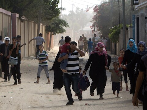 Palestijnen verlaten hun wijk om een veiligere plek te vinden vanwege de Israëlische bombardementen.