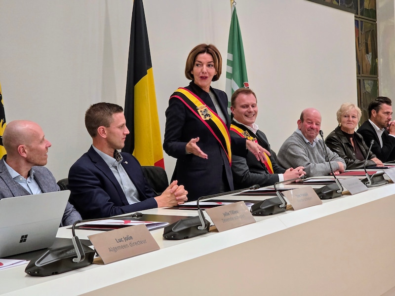 Provinciegouverneur Carina Van Cauter kwam voor de opstart van het vrijwilligerskorps speciaal naar Aalter afgezakt.