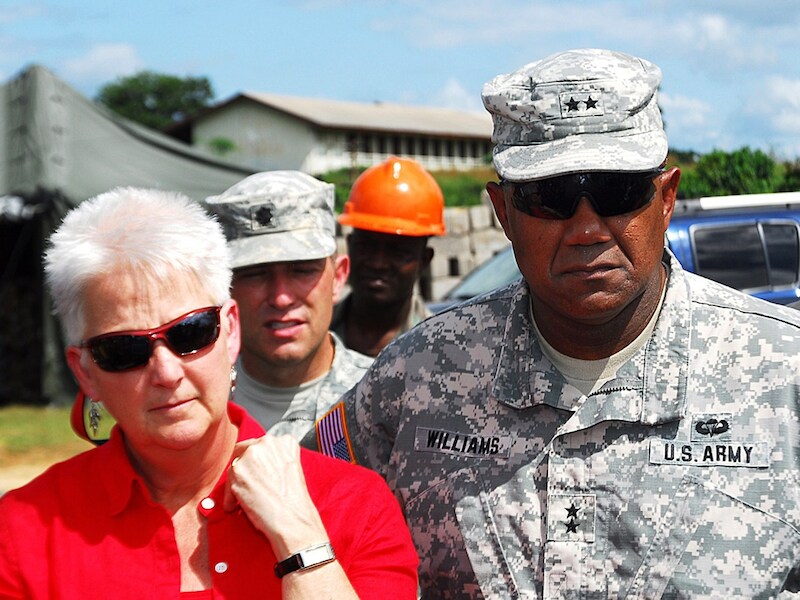 Twaalf soldaten, onder wie de voormalige Amerikaanse missieleider in Liberia, generaal Darryl Williams, zijn onder verhoogd toezicht geplaatst.