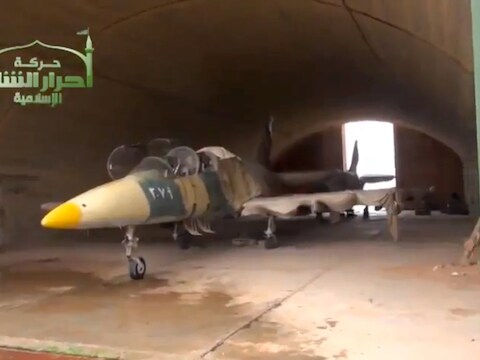 De Syrische straaljagers in een hangar op het Jarrah-vliegveld.