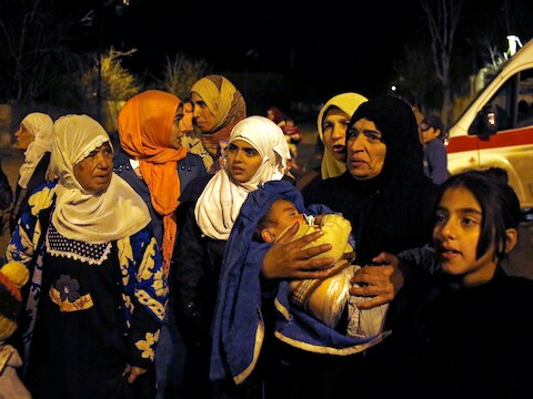 Een groep inwoners van Madaya wachten om de belegerde stad te kunnen verlaten