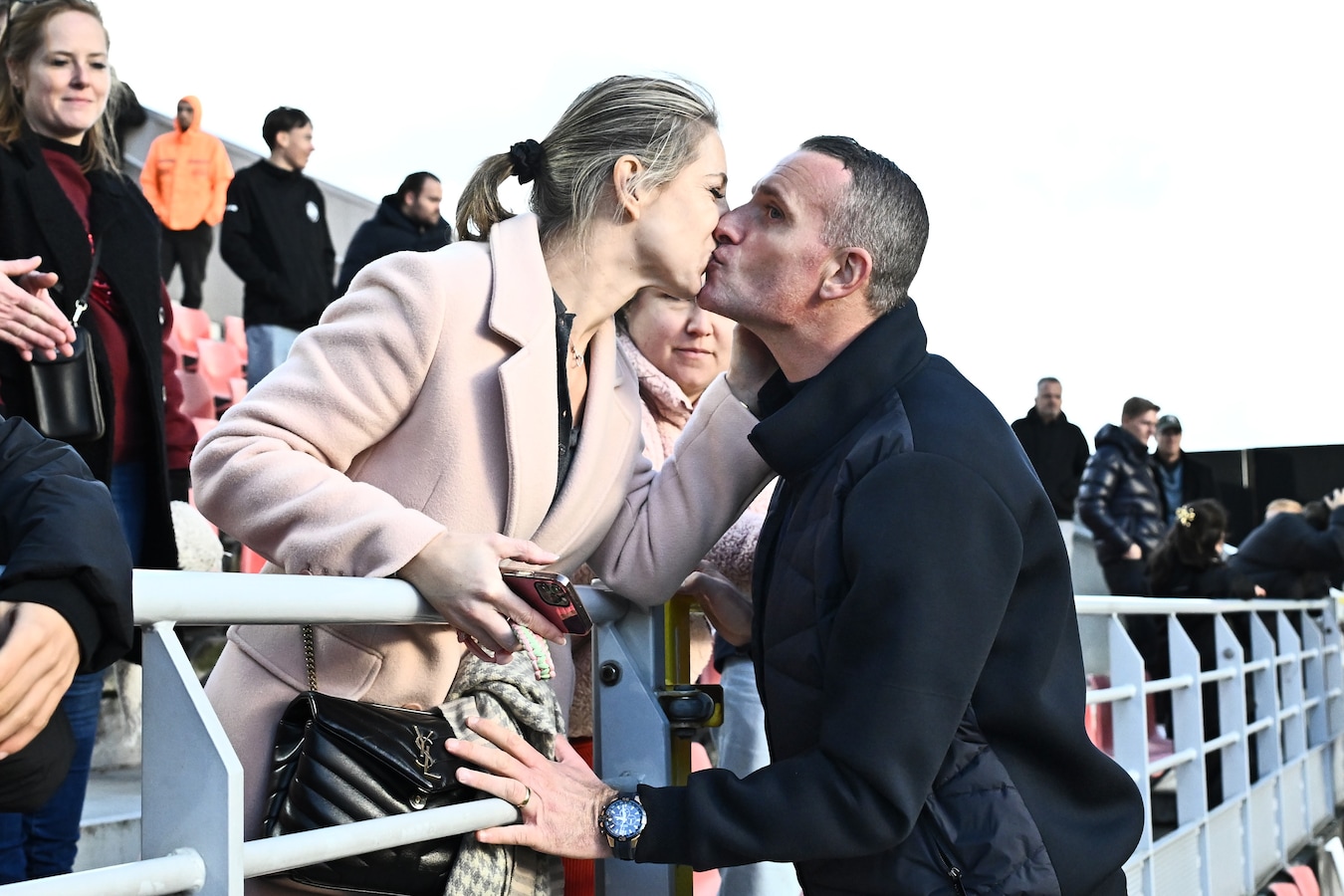 Mijn man die weer elke avond bij mij is, dat doet deugd”: na vier jaar van huis  woont trainer Nicky Hayen eindelijk weer bij vrouw Vera en hun twee zonen |  Foto |