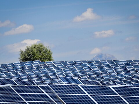Archiefbeeld. Zonnepanelen in La Colles des Mees, in het zuiden van Frankrijk. (17/04/19) 