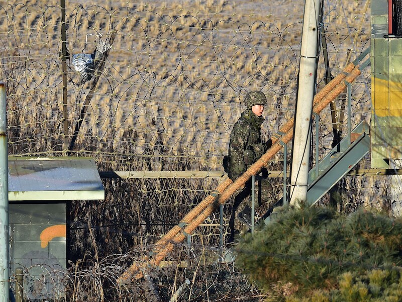 Een Zuid-Koreaanse militair aan de grens met Noord-Korea.