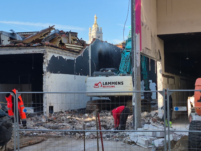 Het beeld van Maria Vergult duikt op boven de afgebroken winkelpanden in de Stationsstraat